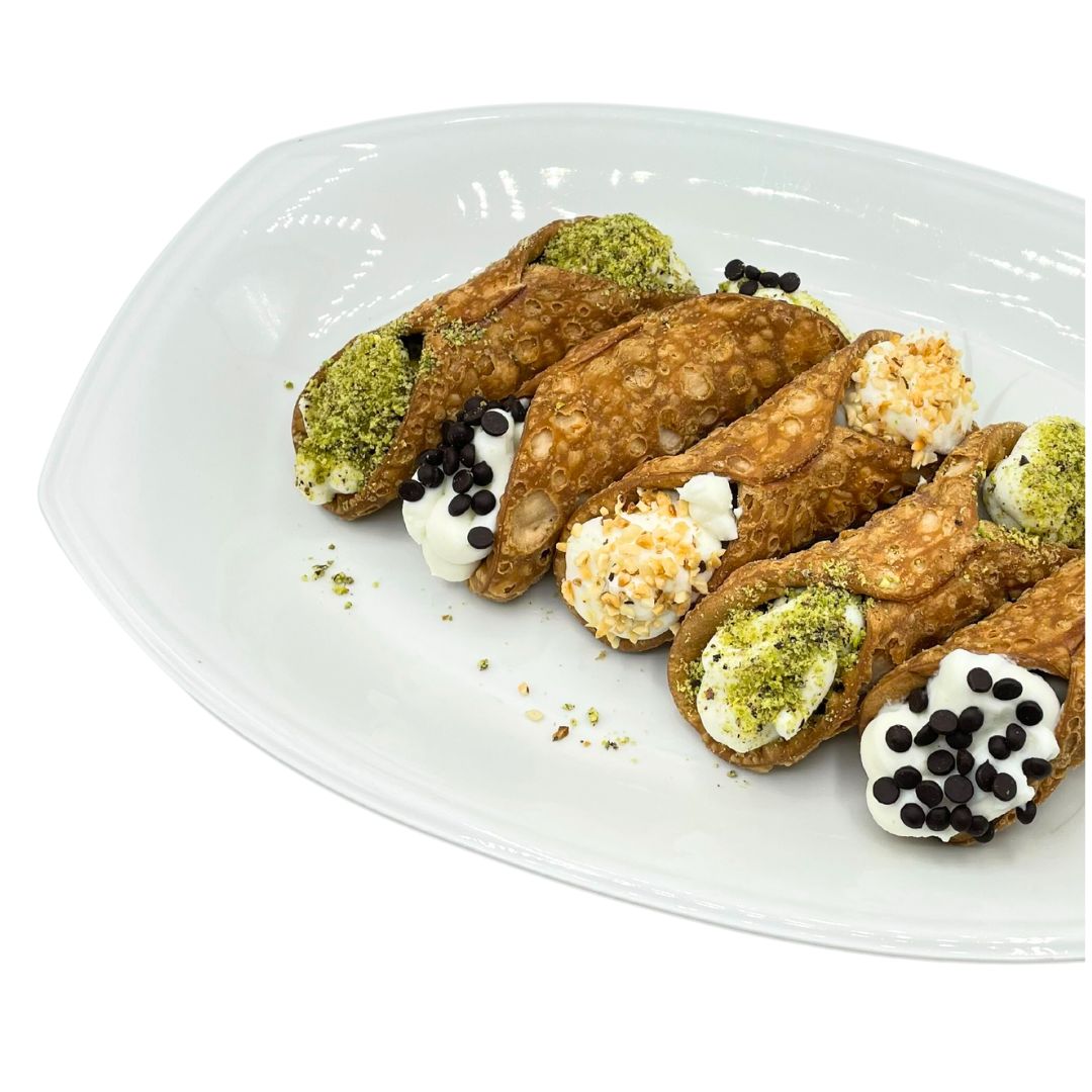 vassoio di cannoli siciliani con ricotta fresca